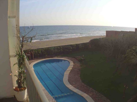 Imagen de la zona de la piscina de los apartamentos GAVAMAR de Gav&agrave; Mar